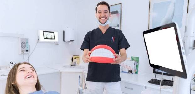 Friendly Dentist Welcoming Patient – Elite Dental Inverness FL